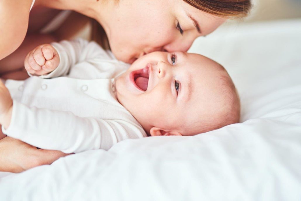 moeder-baby-kus-klein-iStock-519622216